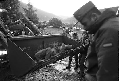 1996. Biescas. 87 muertos en un 'camping' que nunca debió existir. En agosto de 1996, en apenas unos minutos, una enorme tromba de agua arrasó el 'camping' de Las Nieves, situado en el pirineo aragonés. Murieron 87 personas y casi 200 resultaron heridas. El 'camping' se encontraba en una zona inundable, ignorando informes previos que alertaban del riesgo, y quedó totalmente arrasado. La Audiencia Nacional condenó a la Administración autonómica de Aragón y al Ministerio de Medio Ambiente a indemnizar con 11,2 millones de euros a los familiares de las víctimas de la tragedia. En la imagen, efectivos de la Guardia Civil y de Protección Civil transportan un cadáver rescatado del lodo.