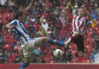 Carlos Vela (izquierda) y Muniain disputan el balón.