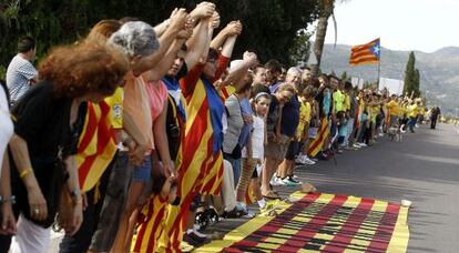 Participantes en la cadena humana en Vinaròs, en los límites de Tarragona y Castellón.