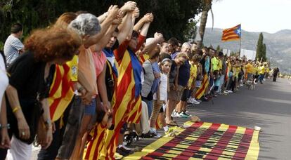 Participantes en la cadena humana en Vinar&ograve;s, en los l&iacute;mites de Tarragona y Castell&oacute;n.