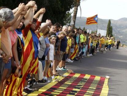 Participantes en la cadena humana en Vinar&ograve;s, en los l&iacute;mites de Tarragona y Castell&oacute;n.