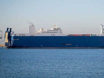 El buque saudí 'Bahri Yanbu', sospechoso de trasportar armas, el pasado jueves en el puerto de Cherburgo (Francia).