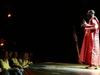 Uno de los cuentacuentos durante la inauguraci&oacute;n del festival en Luz de Gas.