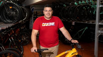 León. Paco, dueño de la empresa Bike León, trabaja en su taller poniendo a punto las bicicletas.