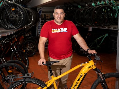 León. Paco, dueño de la empresa Bike León, trabaja en su taller poniendo a punto las bicicletas.