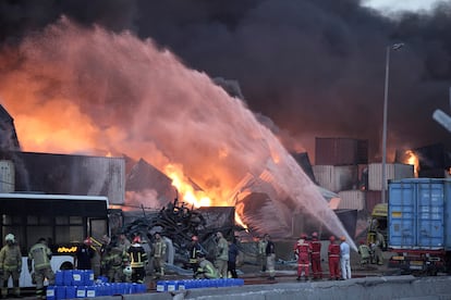 Los bomberos trabajan al final del puerto de Shahid Rajai, Barro Abbas, este domingo. 