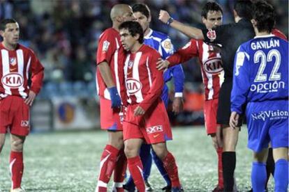 Ibagaza, en el centro, acaba de recibir una tarjeta amarilla que le impedirá jugar el sábado frente al Málaga.