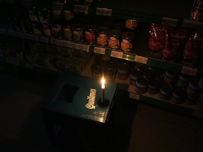 Un mercado de Buenos Aires, iluminado con velas durante el apagón del pasado 16 de junio.  