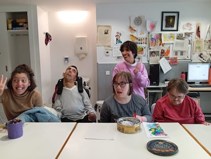 Angelly Denisse, Pilar Fernández, Carmen Victoria, Candida Reinoso y  José Ángel Vázquez, en el taller de manualidades del centro de ATAM (Telefónica) en Pozuelo a finales de abril.