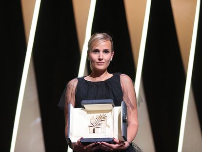 La directora francesa Julia Ducournau, con la Palma de Oro por 'Titane'.