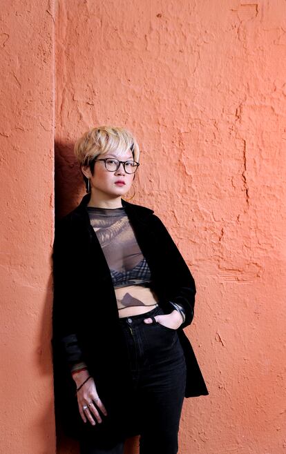 Susana Ye, periodista y poeta, retratada en el barrio de Lavapiés en Madrid, el 24 de enero de 2024.