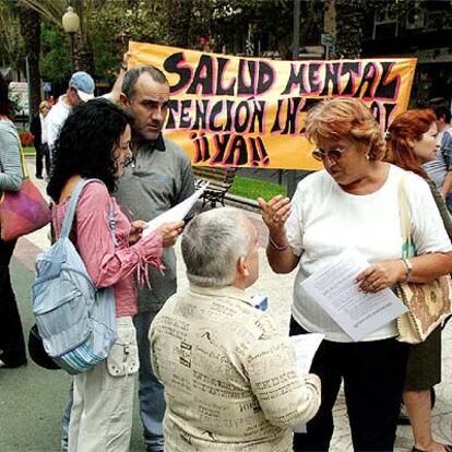 Familiares de enfermos mentales concentrados ayer ante la sede del Consell en Alicante.