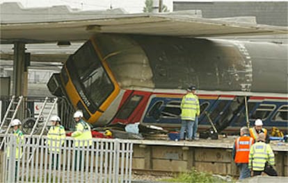 Imagen del tren que ha descarrilado al norte de Londres, que ha causado hasta el momento cinco muertos.