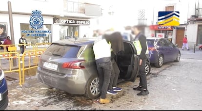 Agentes de la Policía Nacional introducen en un vehículo a uno de los cinco detenidos en la operación antiterrorista desarrollada el pasado lunes en Cataluña y Andalucía.