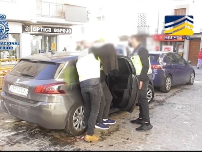 Agentes de la Policía Nacional introducen en un vehículo a uno de los cinco detenidos en la operación antiterrorista desarrollada el pasado lunes en Cataluña y Andalucía.