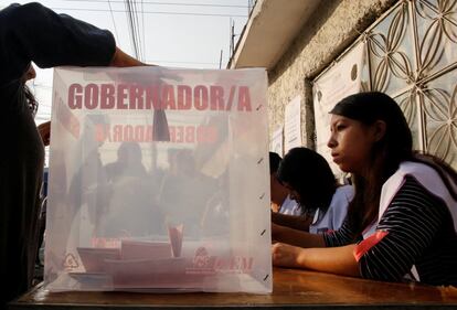 Una mujer emite su voto por el gobernador del Estado de México en una mesa de votación en Nezahualcoyotl.