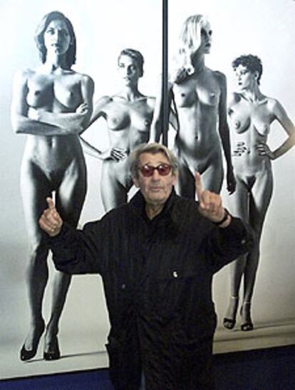 Helmut Newton, ante su obra <i>Ellas llegan desnudas</i>.