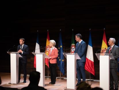 Von der Leyen, Sánchez y Costa escuchan a Macron durante su intervención para anunciar los detalles del hidroducto.