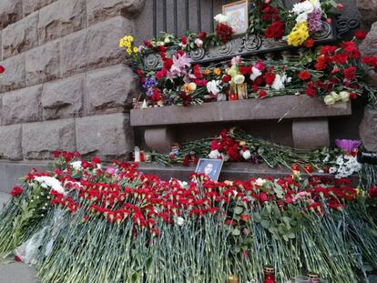 Tributo a las víctimas del atentado de este luenes en San Petersburgo.