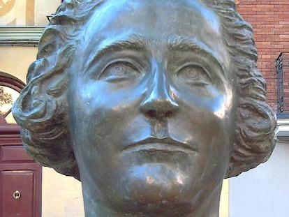 Busto de bronce de Clara Campoamor en Madrid