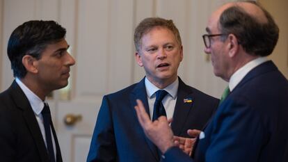 Rishi Sunak, primer ministro británico, y Grant Shapps, secretario de Estado de Defensa del Reino Unido, conversan con Ignacio Galán, presidente de Iberdrola.