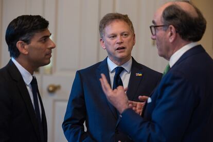 Rishi Sunak, primer ministro británico, y Grant Shapps, secretario de Estado de Defensa del Reino Unido, conversan con Ignacio Galán, presidente de Iberdrola.