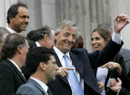 Néstor Kirchner saluda a sus seguidores a las puertas del Congreso, el pasado marzo.