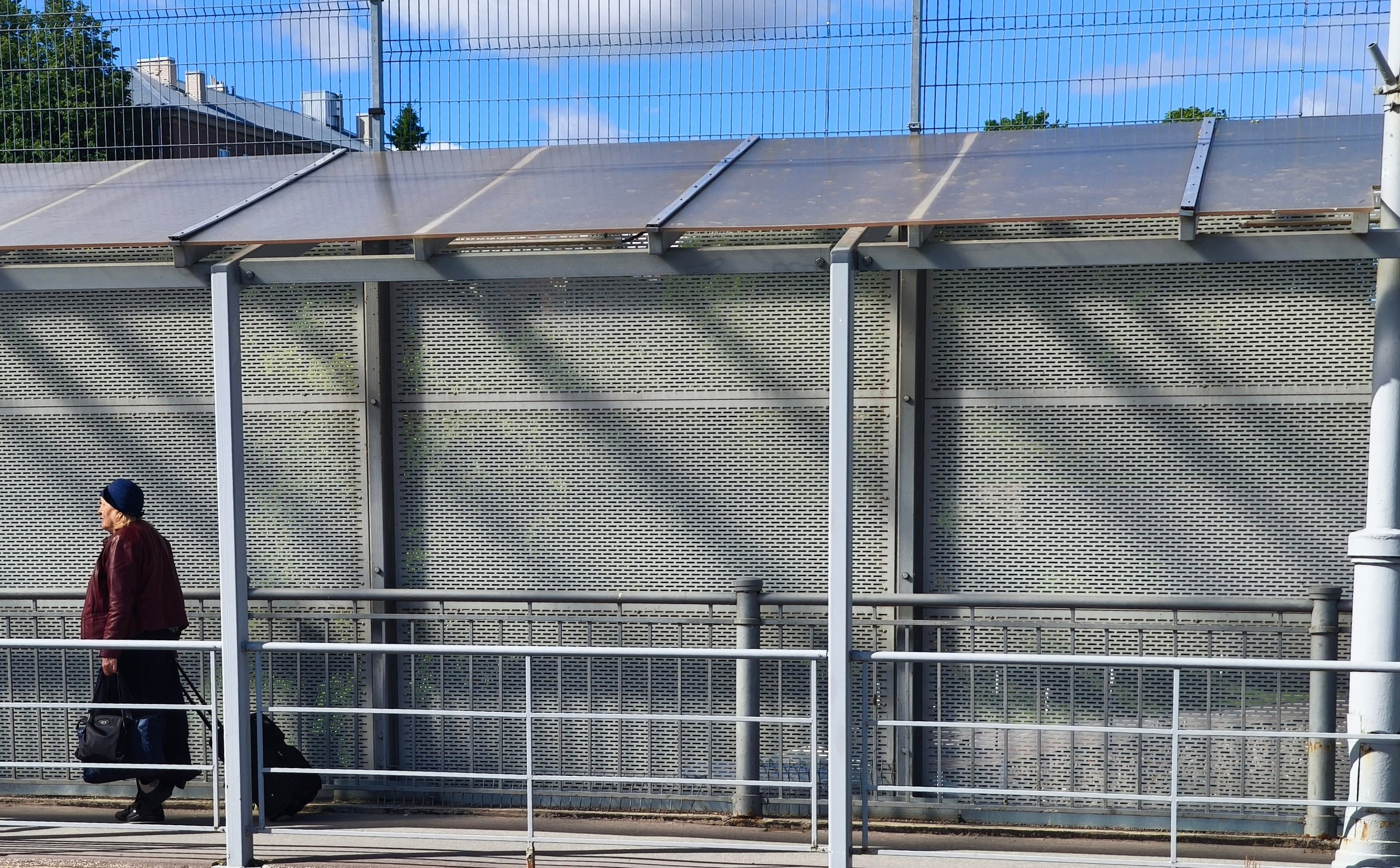 Una mujer cruza a pie la frontera desde Rusia en la ciudad estonia de Narva, el pasado 15 de junio. 