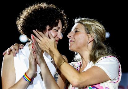 La vicepresidenta segunda y candidata de Sumar a la presidencia, Yolanda Díaz, junto a la cabeza de lista de Sumar-En Comú Podem al Congreso por Barcelona, Aina Vidal, en un acto electoral el jueves en L'Hospitalet de Llobregat (Barcelona).