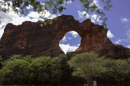 Pedra furada, símbolo do Parque Nacional da Serra da Capivara, declarado Patrimônio da Humanidade pela Unesco.