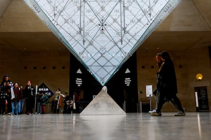 Varios visitantes del Louvre, bajo la pirmide, el jueves en Pars.