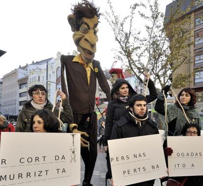 La Coordinadora de ONG de Euskadi protesta ante el Parlamento