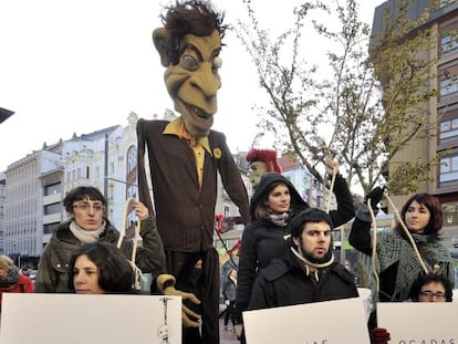 La Coordinadora de ONG de Euskadi protesta ante el Parlamento