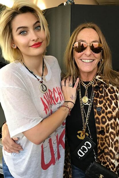 La famosa estilista Carlyne Cerf de Dudzeele posa junto a Paris Jackson, hija de Michael Jackson, sin quitarse su funda a modo de colgante.