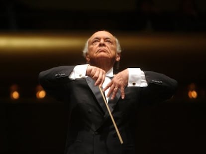 Lorin Maazel, regendo a Filarmônica de Nova York.