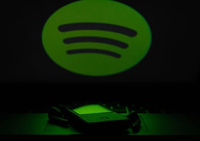 Spotify logo smartphone