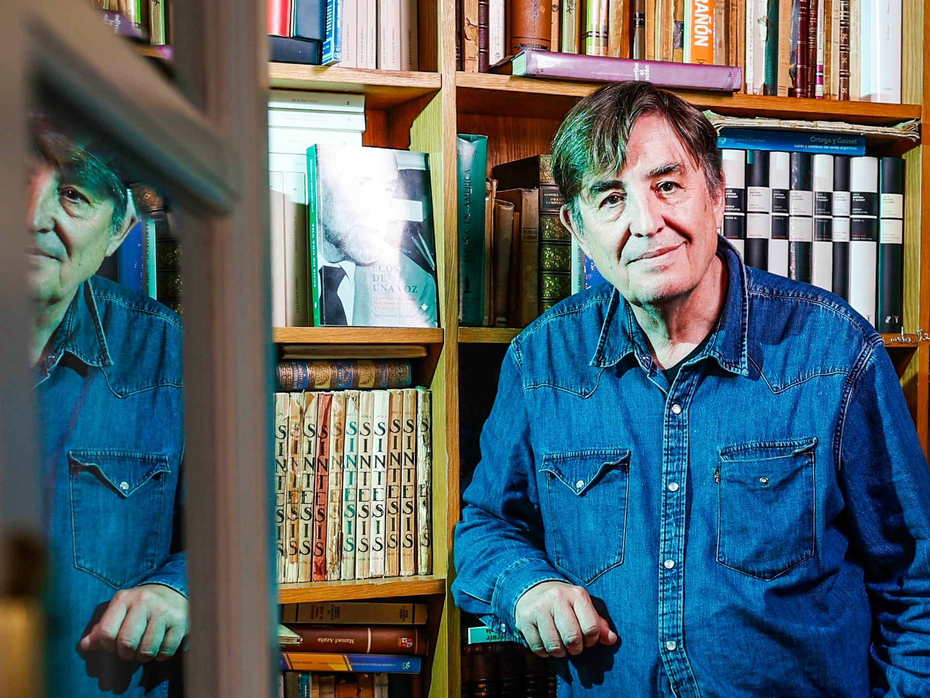 El escritor y director del Instituto Cervantes, Luis García Montero, en su casa de Madrid, el 7 de abril.