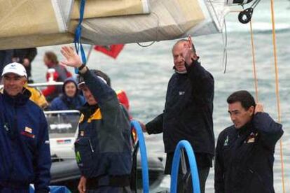 El rey Juan Carlos saluda desde el velero español <i>Movistar</i> antes de dar la salida desde el sueco <i>Göteborg III.</i>