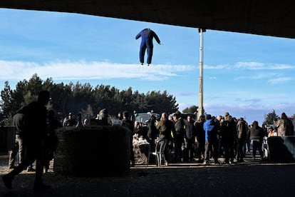 Una efigie de un granjero con un mono cuelga de un paso elevado de carretera en la salida Nimes-Ouest de la autopista A9, cerca de Nimes, al sur de Francia.