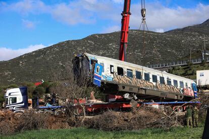 Los equipos técnicos retiran un vagón de tren de la escena del accidente, este viernes.