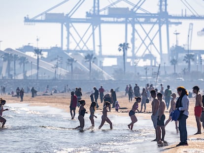 Aspecto de la ciudad de Valencia este viernes desde la playa de la Malva-rosa.