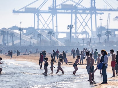 Varias personas disfrutan del buen tiempo en la playa de la Malvarrosa, este viernes.