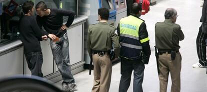 Vigilantes del Metro de Madrid. 