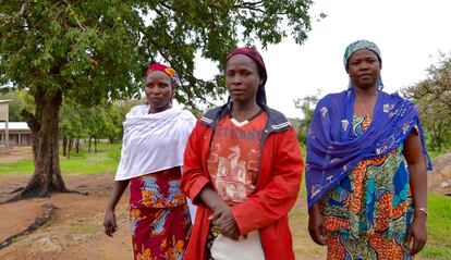 De izquierda a derecha: Nihanta Ndikawa, Mogzo Ngayawa y Bassa Razoua, líderes de las mujeres de Barek, en los montes Mandara, dicen que no tienen los medios para que sus hijas estudien, de ahí que solo les quede casarlas lo antes posible.