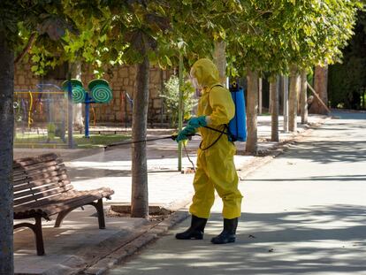 Un bombero realiza labores de desinfección en una residencia en Burbáguena (Teruel).