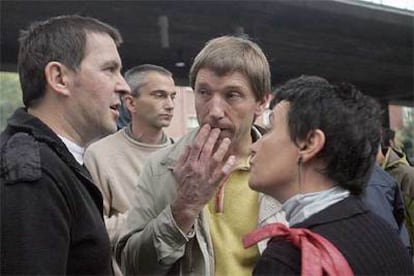 Arnaldo Otegi, Joseba Permach, Rufi Etxebarria y Jone Goirizelaia, en la manifestación celebrada en Bilbao el día 11.