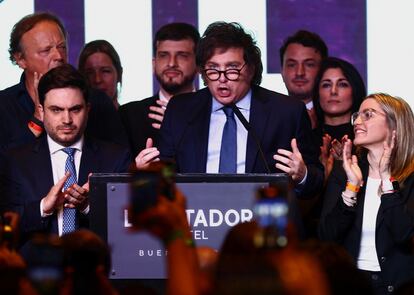 Javier Milei pronuncia un discurso tras conocer el resultado de la primera vuelta de las elecciones, en Buenos Aires, el 22 de octubre de 2023.