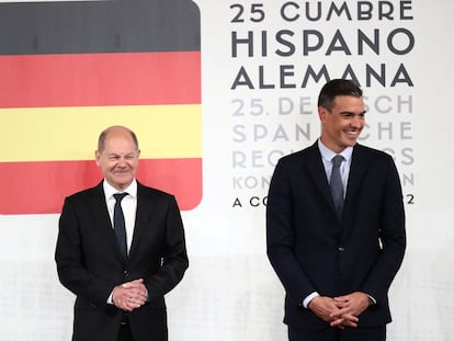 El canciller alemán, Olaf Scholz, y el presidente del Gobierno español, Pedro Sánchez, el miércoles en la cumbre bilateral de A Coruña, en una imagen difundida por La Moncloa.