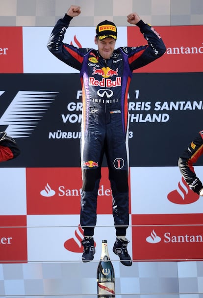 Vettel celebra la victoria con un salto en el podio.