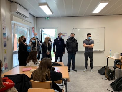 El consejero de Educación, Enrique Ossorio, visita una de las cuatro aulas prefabricadas en el IES Sor Juana Inés de la Cruz, en Cubas de la Sagra, el pasado día 21.